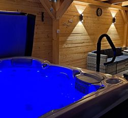 jakuzzi-gallery-2.jpg - Pakasz Tanya Kemping - Agárd