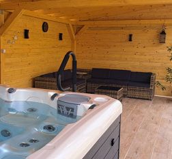 jakuzzi-gallery-1.jpg - Pakasz Tanya Kemping - Agárd